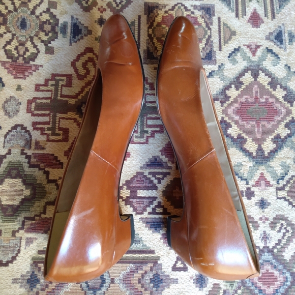 Liz Claiborne Vintage Leather Pumps - Picture 5 of 7